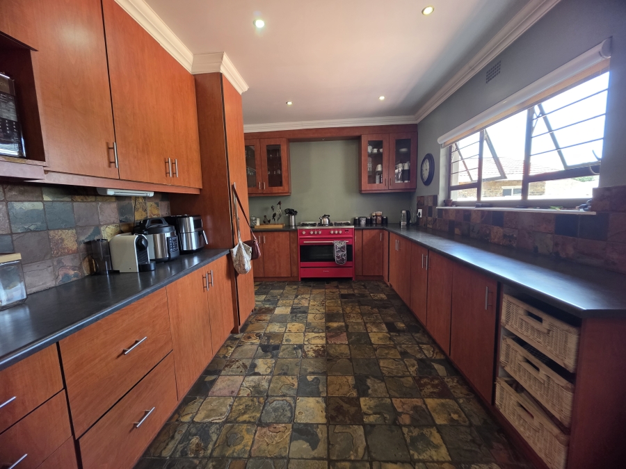 To Let 6 Bedroom Property for Rent in Riebeeckstad Free State